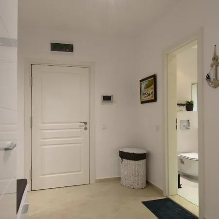 молинезия アパート セインツ・コンスタンティン＆ヘレナ